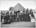 Historische Reisegruppe vor den Pyramiden.
