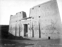 Antikes Foto aus Edfu. Pylon des Horustempels, Ägypten.